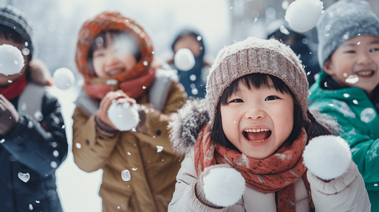 雪地上玩雪的儿童