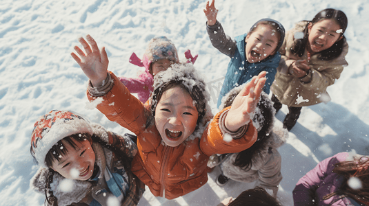 冬天小朋友摄影照片_雪地上玩雪的儿童