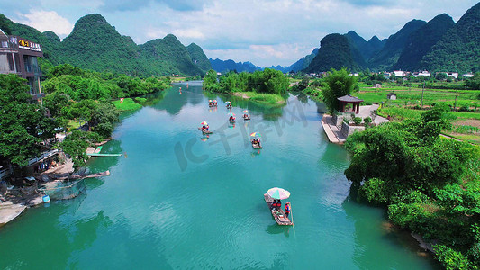 广西桂林山水遇龙河竹筏旅游风光航拍摄影图