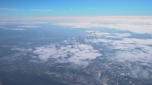 飞机上俯瞰城市云层