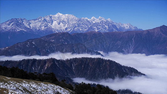 壮观高原峡谷雪山云海涌动风景摄影