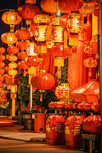 春节烫金字体摄影照片_过年春节街道上挂的红灯笼图片3