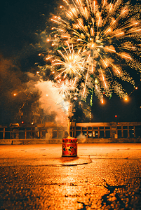 传统新年春节户外放烟花摄影图