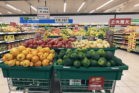 超市货架上的蔬菜水果图片
