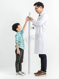 体检医生帮孩子量身高