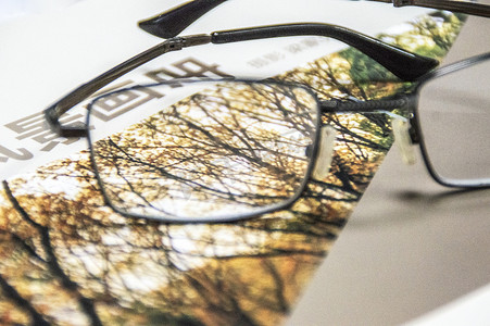 眼镜与摄影相册