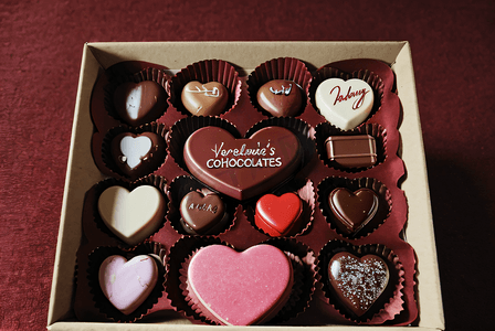 爱心礼盒摄影照片_情人节爱心巧克力摄影图8
