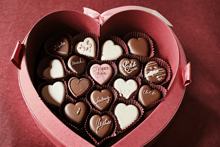 爱心礼盒摄影照片_情人节爱心巧克力摄影图