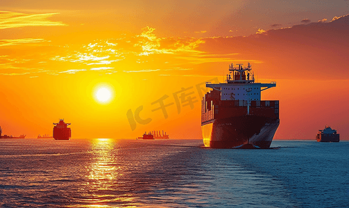 航运摄影照片_夕阳物流国际集装箱船舶货物货机