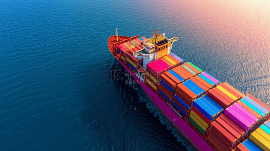 高清俯视航拍海上轮船运输集装箱的背景图3