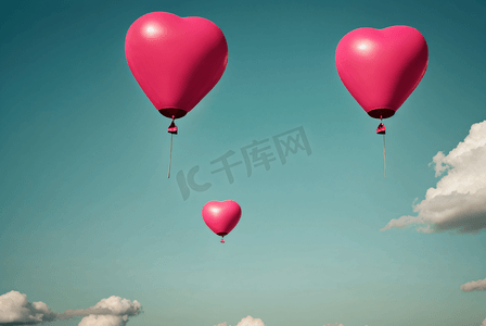 爱心盒饭摄影照片_天空中飘荡的彩色气球摄影图
