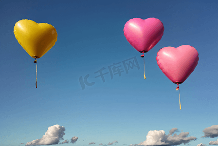 爱心盒饭摄影照片_天空中飘荡的彩色气球摄影图2
