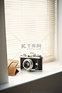 小窗台上的白色百叶窗旁边有一台老式相机