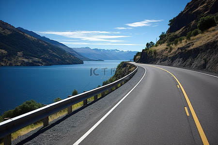 一条通往山脉和水域的海滨道路