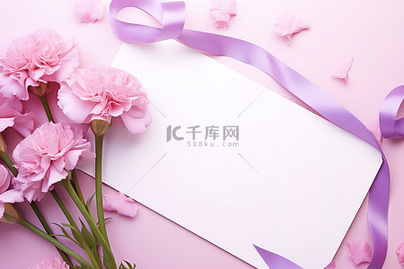 母亲节高分辨率背景图片_粉色康乃馨和玫瑰围绕着漂亮的白色空白卡片和丝带