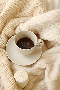一杯带手套的咖啡，上面铺着柔软的毛毯