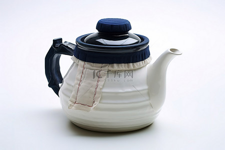 白色背景上的陶瓷水壶
