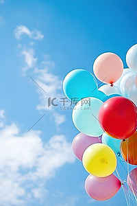 天空中的彩色气球