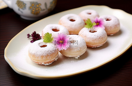 终端背景图片_一个白色的盘子，背景中有几个甜甜的小甜甜圈和鲜花