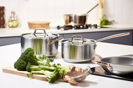 锅背景图片_厨房锅具，配有两个平底锅和两碗食物