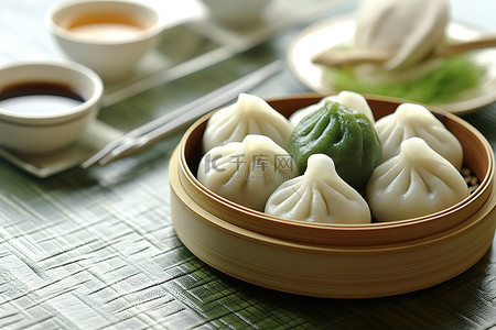 一碗绿色的饺子，前面还有一碗有汉字的东西