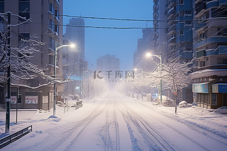 城市街道夜景背景图片_积雪覆盖的城市街道