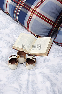 烤鸭抱枕背景图片_一张带抱枕的床，床上放一本书和拖鞋