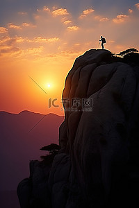旅行登山背景图片_该男子正在爬上悬崖顶，身后有人露营