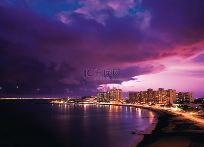 酒店背景图片_黄昏时海洋上空紫色云朵的图像