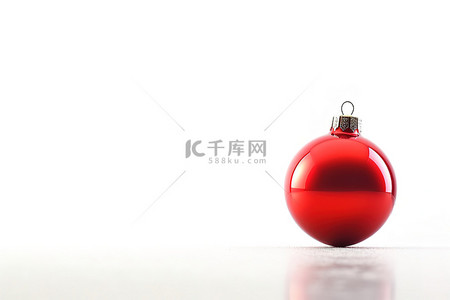 圣诞背景背景图片_白色背景下的红色圣诞装饰品