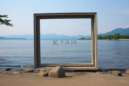旅游景点拍照背景图片_一个立在水边的框架