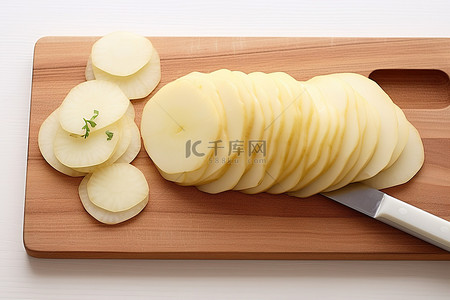 土豆切片放在小板上切片