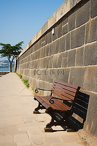 一条木凳坐落在石墙的边缘