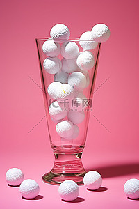 漂浮在玻璃花瓶中的白色高尔夫球
