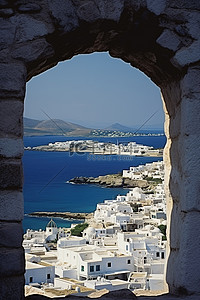 透过希腊岛屿墙上的一个洞看到的拱门