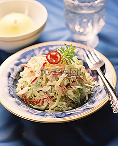 凉拌沙拉背景图片_蓝色和白色小碗里的凉拌卷心菜沙拉
