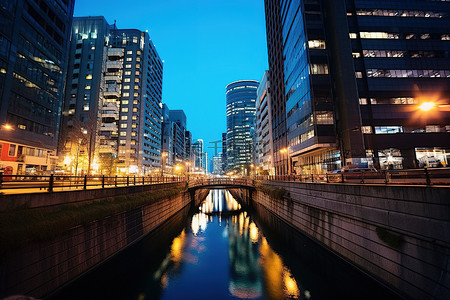 日本东京的建筑物和运河