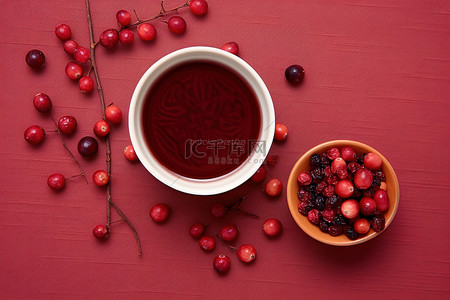 一小碗蔓越莓上放着一杯茶