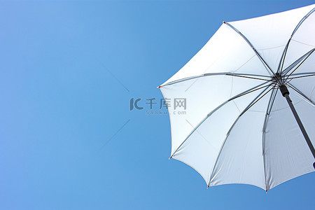 雨伞背景图片_在蓝天中打开白色的雨伞