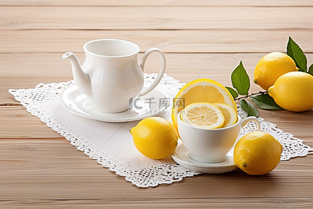木桌上的茶和柠檬