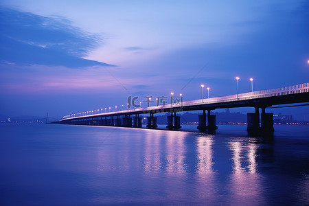 上海香港跆拳道桥和台湾南部黄昏海洋的照片