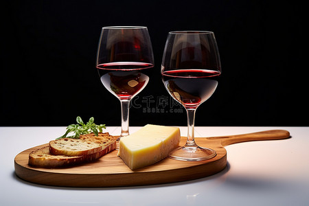 红木板背景图片_木板上放着两个红酒杯，上面有奶酪和意式烤面包