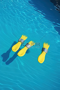 漂浮在泳池中的两个游泳脚蹼