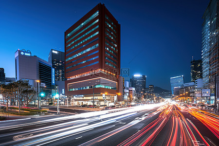 夜间在城市街道上行驶的交通