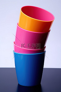 四个杯子的颜色是粉色蓝色紫色橙色和绿色