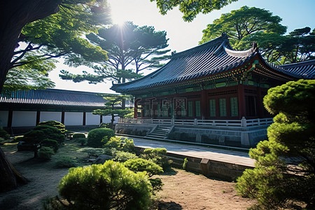 太阳照亮了韩国古代宫殿的室外庭院