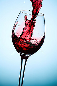 红酒背景图片_将装有红酒的玻璃杯倒在表面上