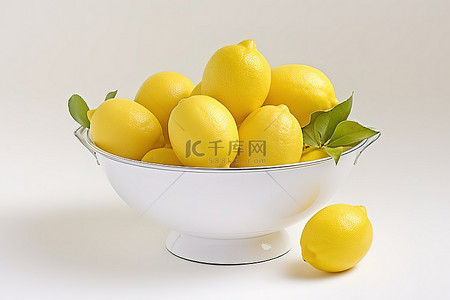 柠檬放在白色表面的白色盘子里