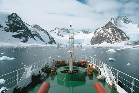 俯瞰冰川的船甲板