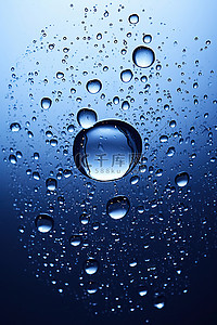 小水滴背景图片_玻璃杯中的顶视图，有小水滴